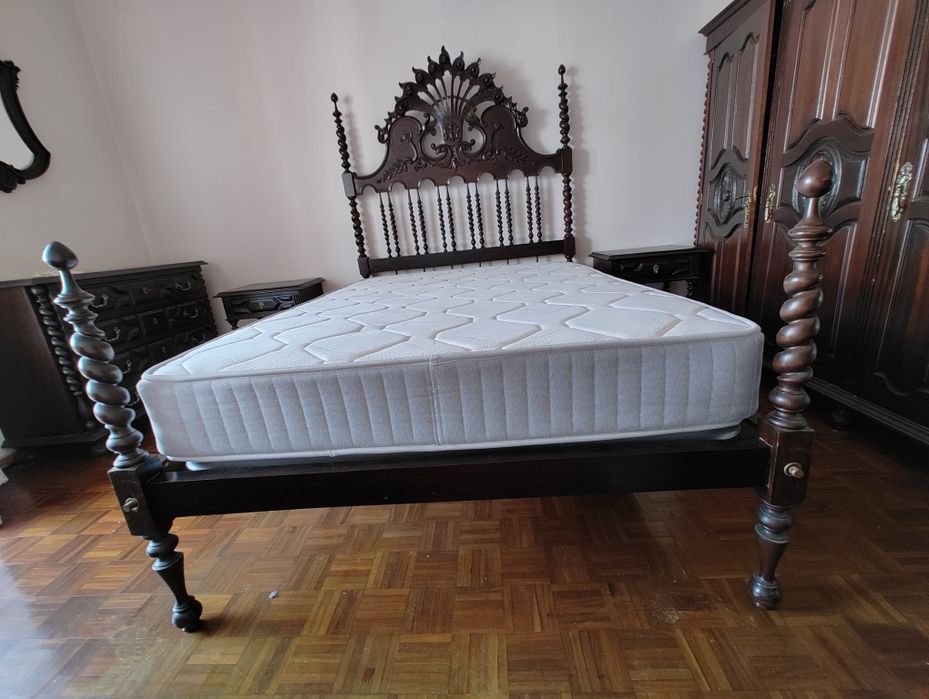 Cama estilo antigo com colchão ortopédico