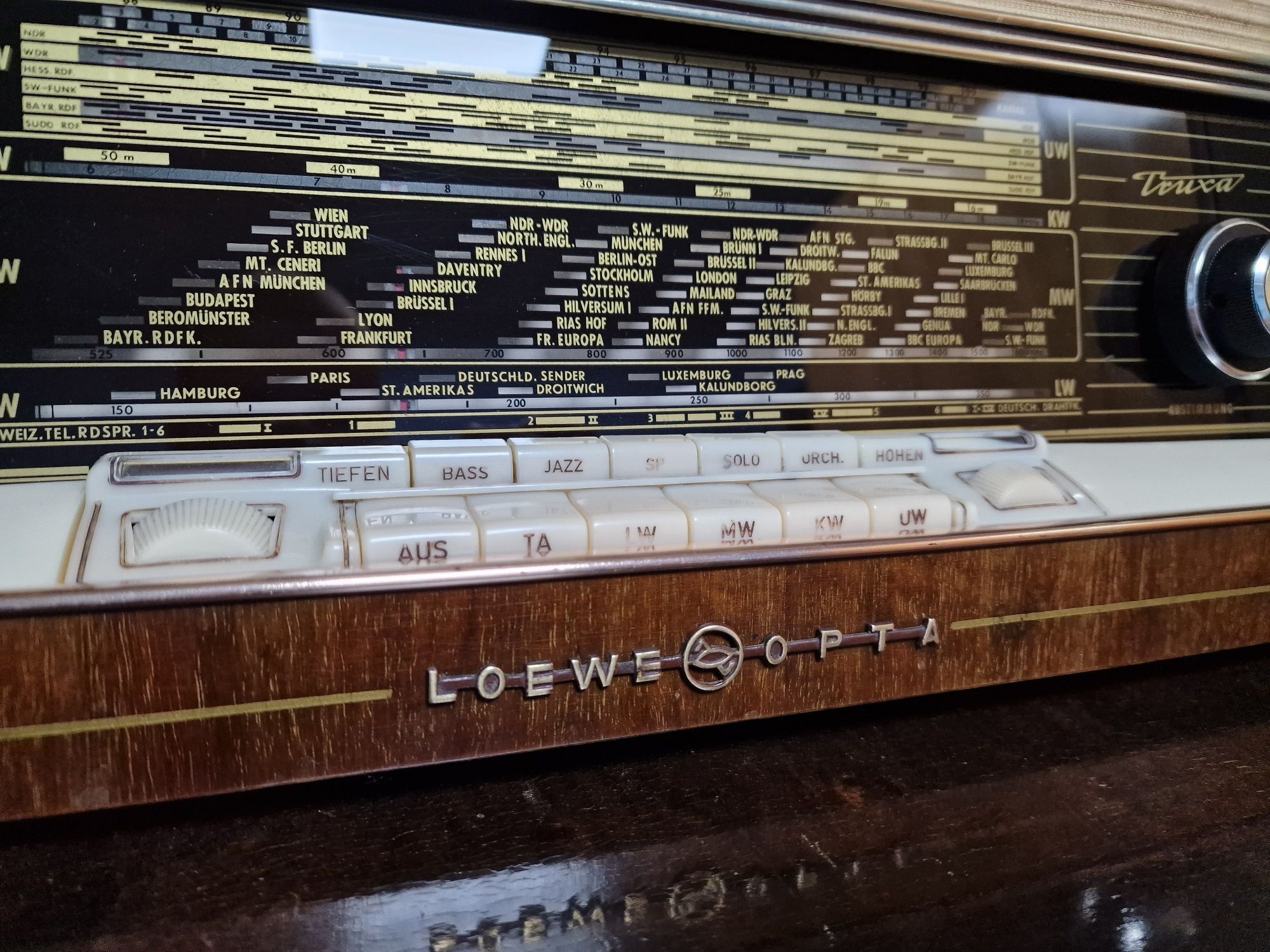 Rádio antigo reparado Loewe Opta