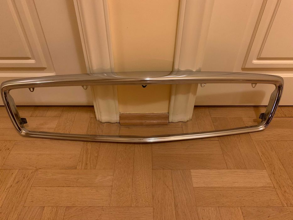 Chomowana orginalna ramka atrapy grill Mercedes W107 SL R107  SLC C107