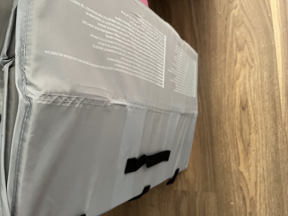 Cama de viagem cor cinzenta, como nova.