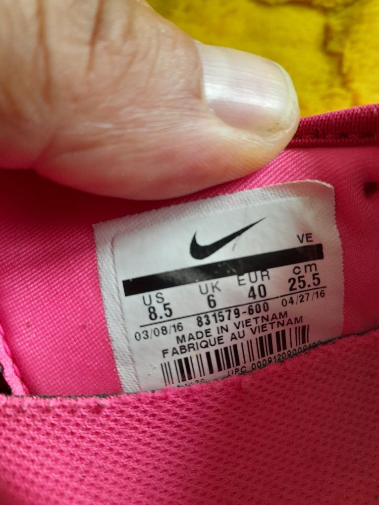 Buty  NIKE  stan  bardzo  dobry  roz .40