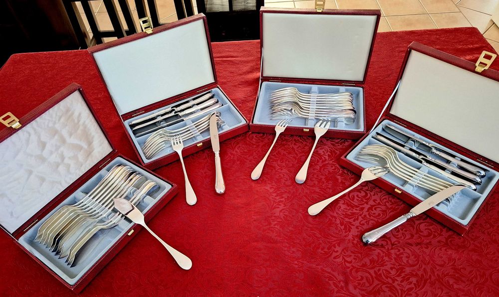 Conjunto de 97 talheres tradicionais franceses em metal prateado