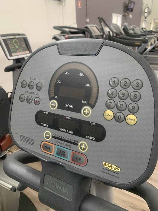 Bicicleta reclinada technogym