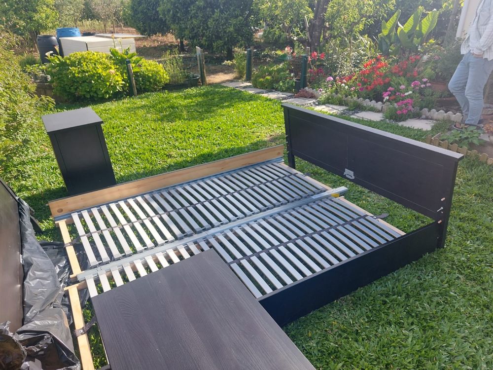 Cama de casal e mesa de cabeceira