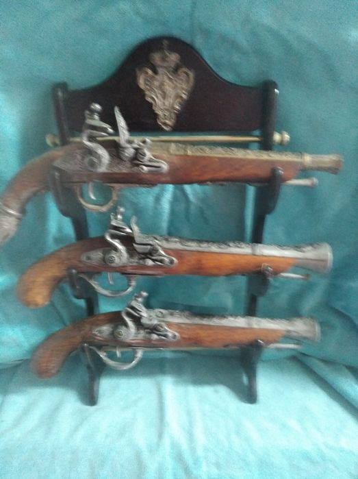 Magnífico expositor de Madeira e Latão com Replicas de Pistolas