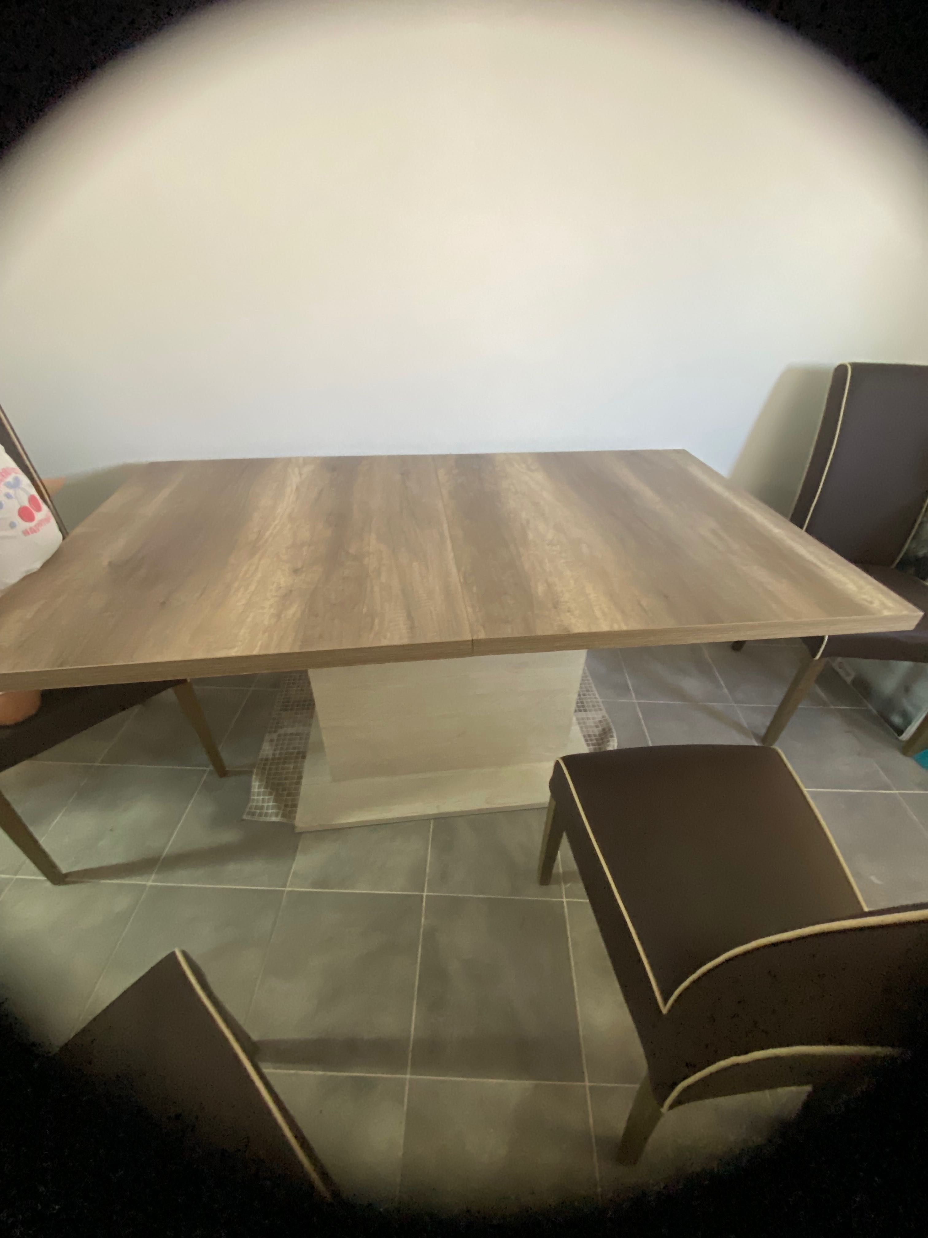 Mesa em madeira com 4 cadeiras