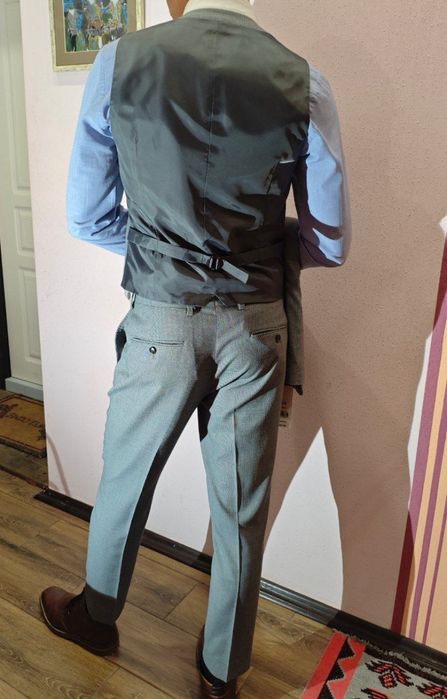 Новий,дуже гарний Англійський брендовий костюм-трійка(s)Шлюбний костюм