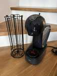 Ekspres kapsułkowy Nescafe Dolce Gusto Krups + stojak na kapsułki