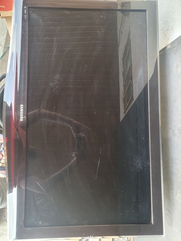 Telewizor uszkodzony. Le40b651 Samsung