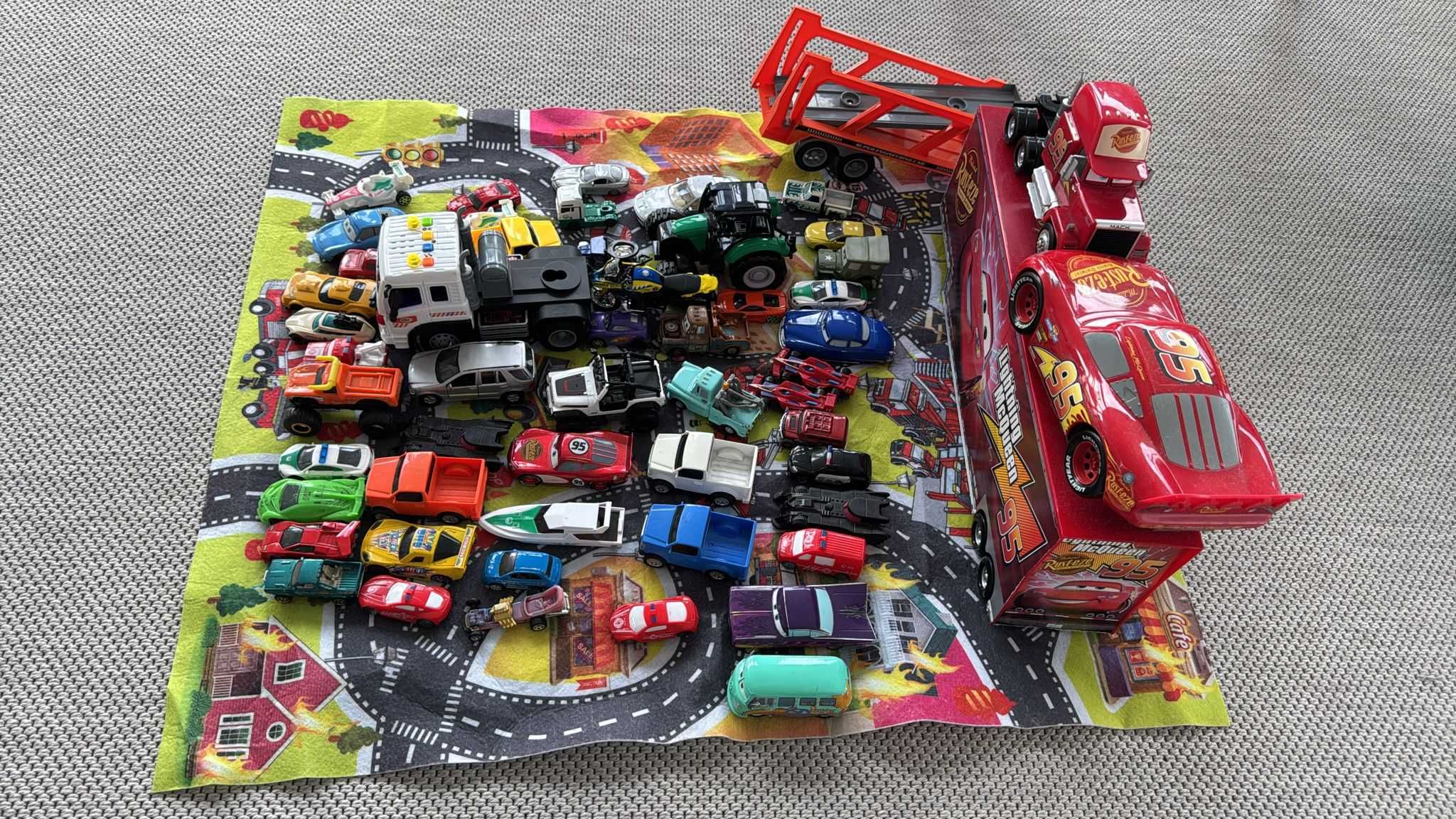 Lote de carrinhos + tapete temático