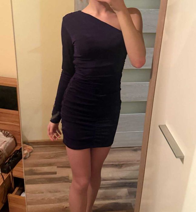 Sukienka na jedno ramię Pull&bear