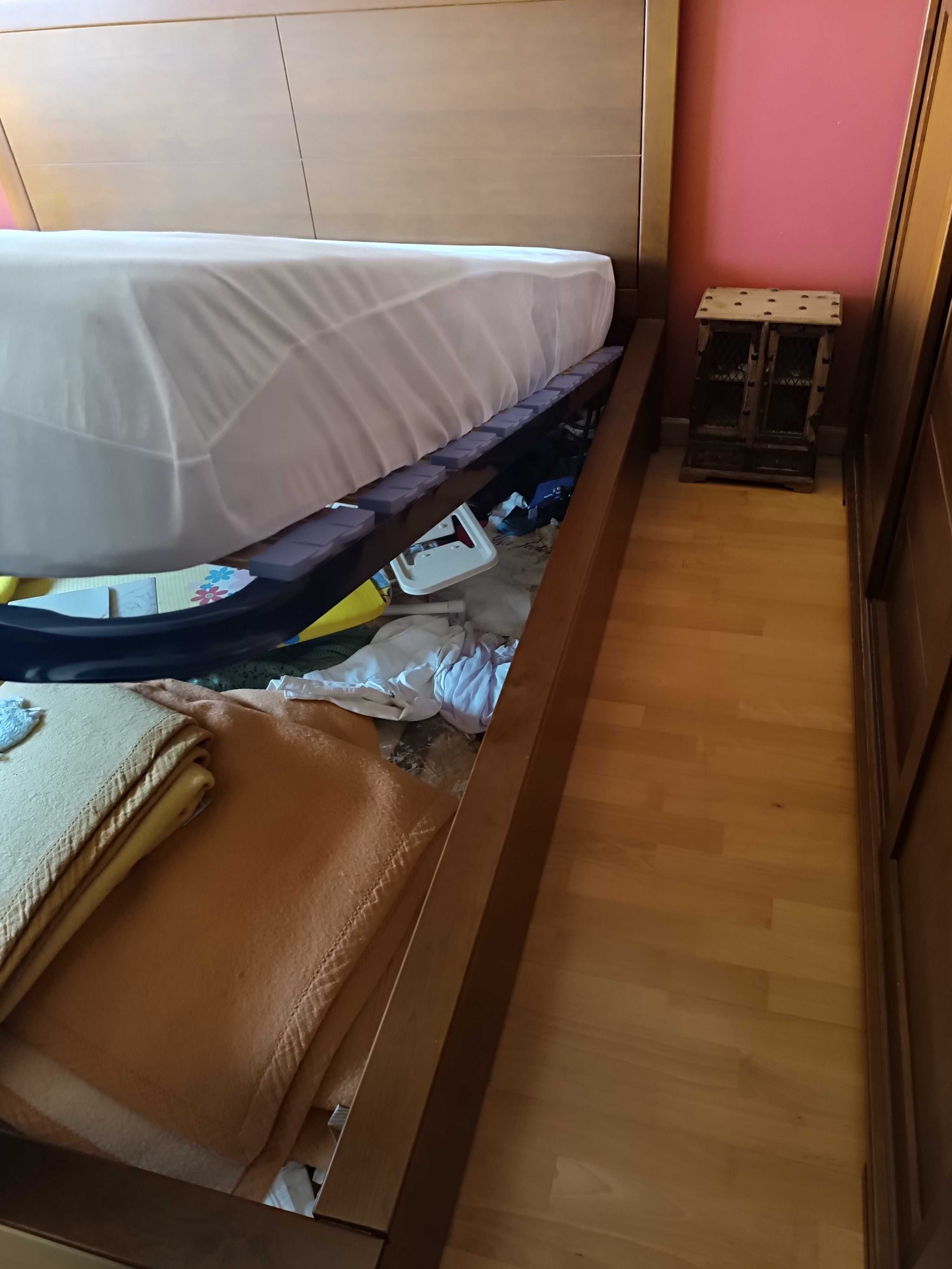 Quarto casal - cama + colchão + roupeiro + cômoda + mesa cabeceira