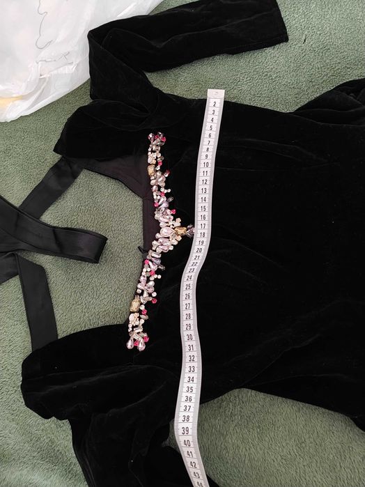 Suknia w stylu Audrey Hepburn – czarna, aksamitna, z długimi rękawami,