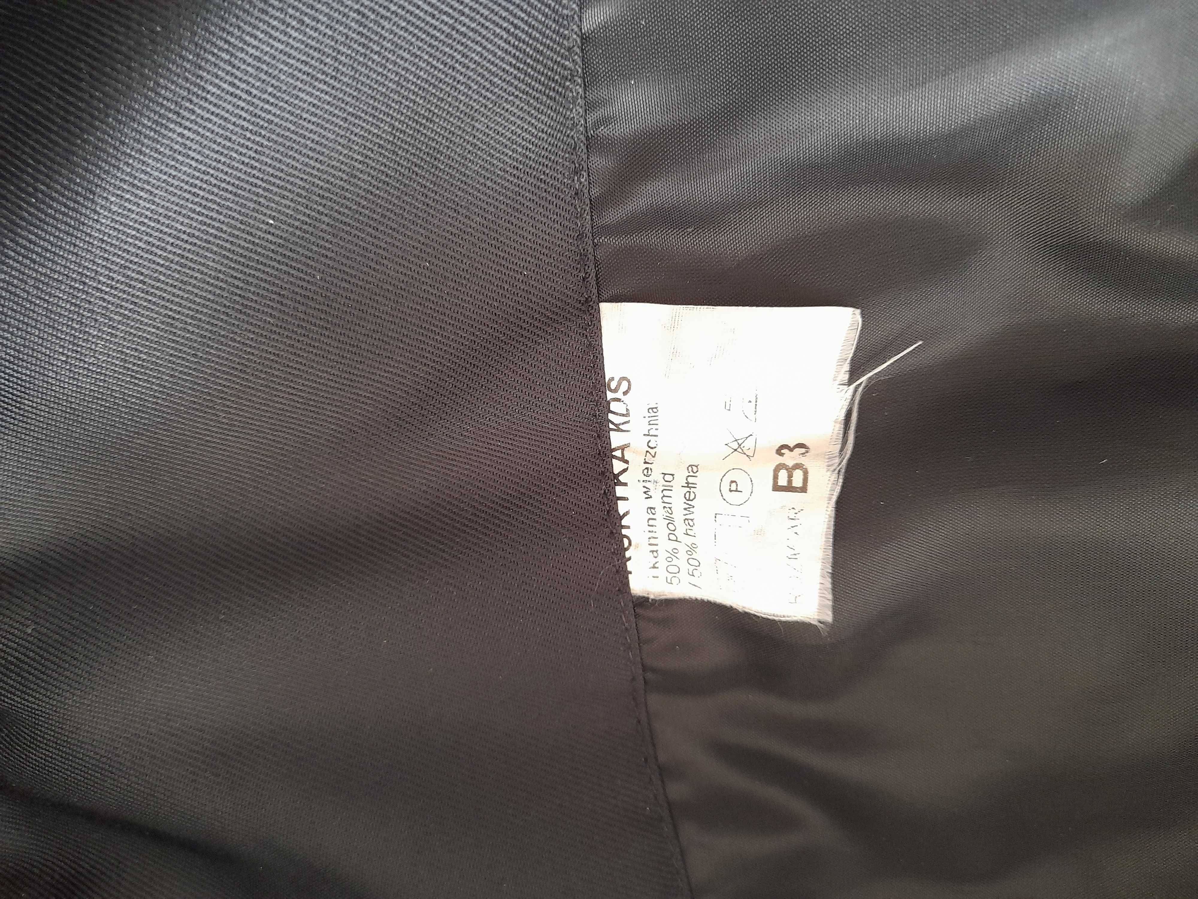 Kurtka zimowa, sweter, kominiarka strażackie.