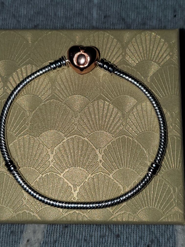 Продам оригинальный браслет Пандора с позолоченным замком