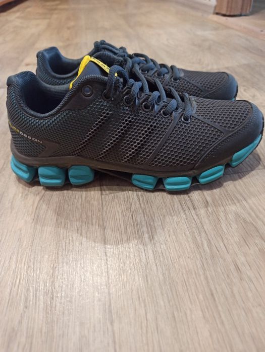 Продам женские туфли и кроссовки