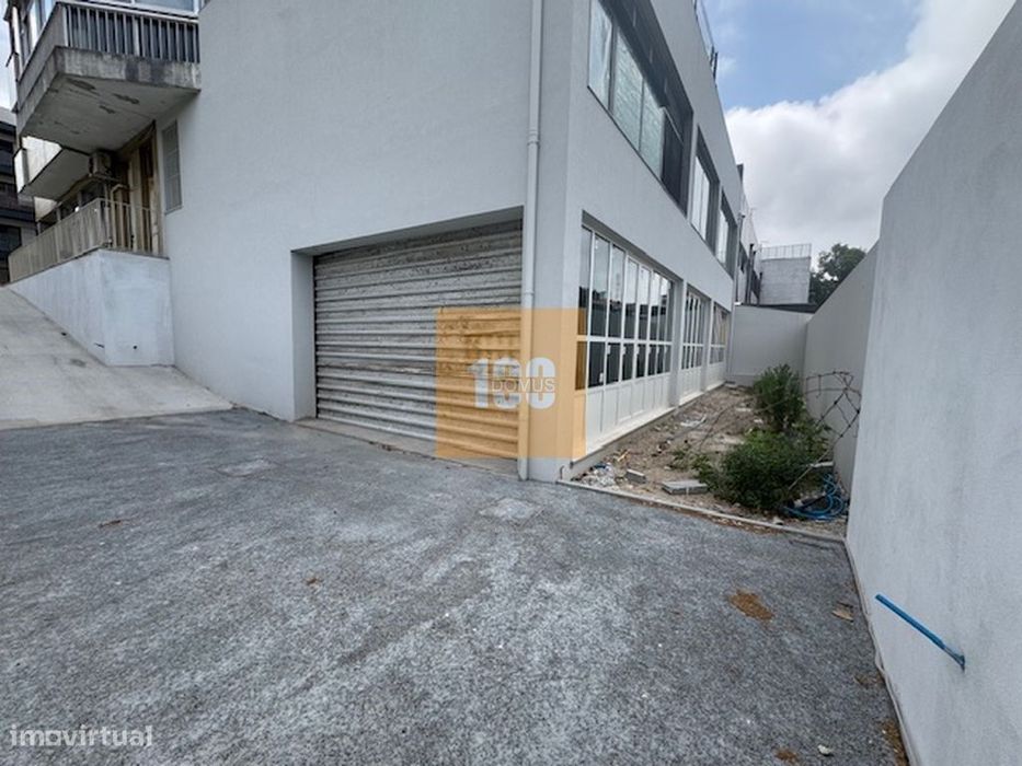 Armazém na zona de Arca d'Água