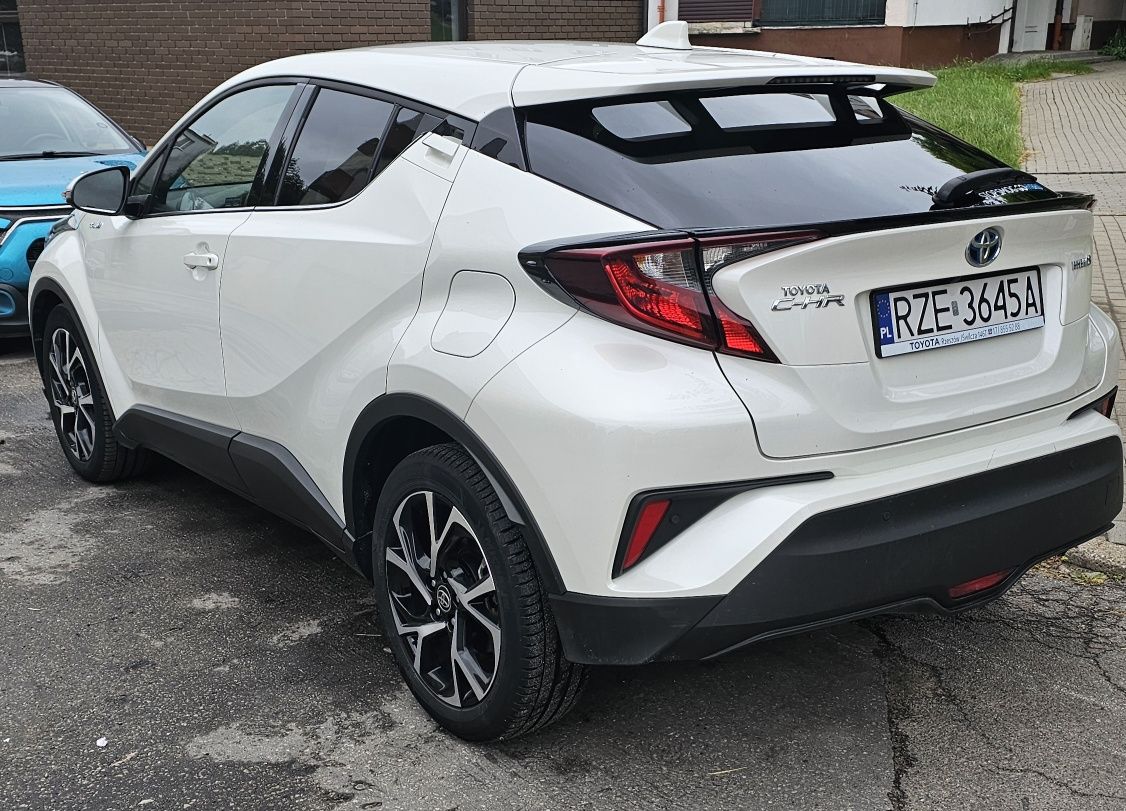 Toyota C-HR style 1.8 hybryda biała perła po leasingu