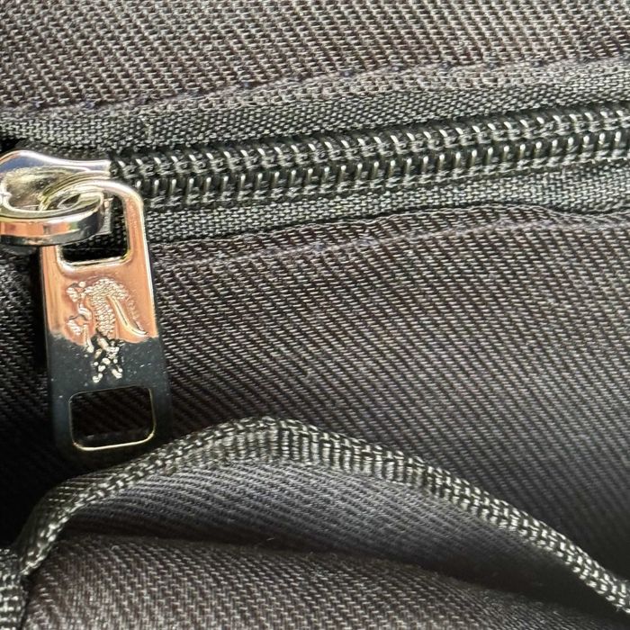 Чоловіча сумка через плече Lacoste у чорному кольорі.