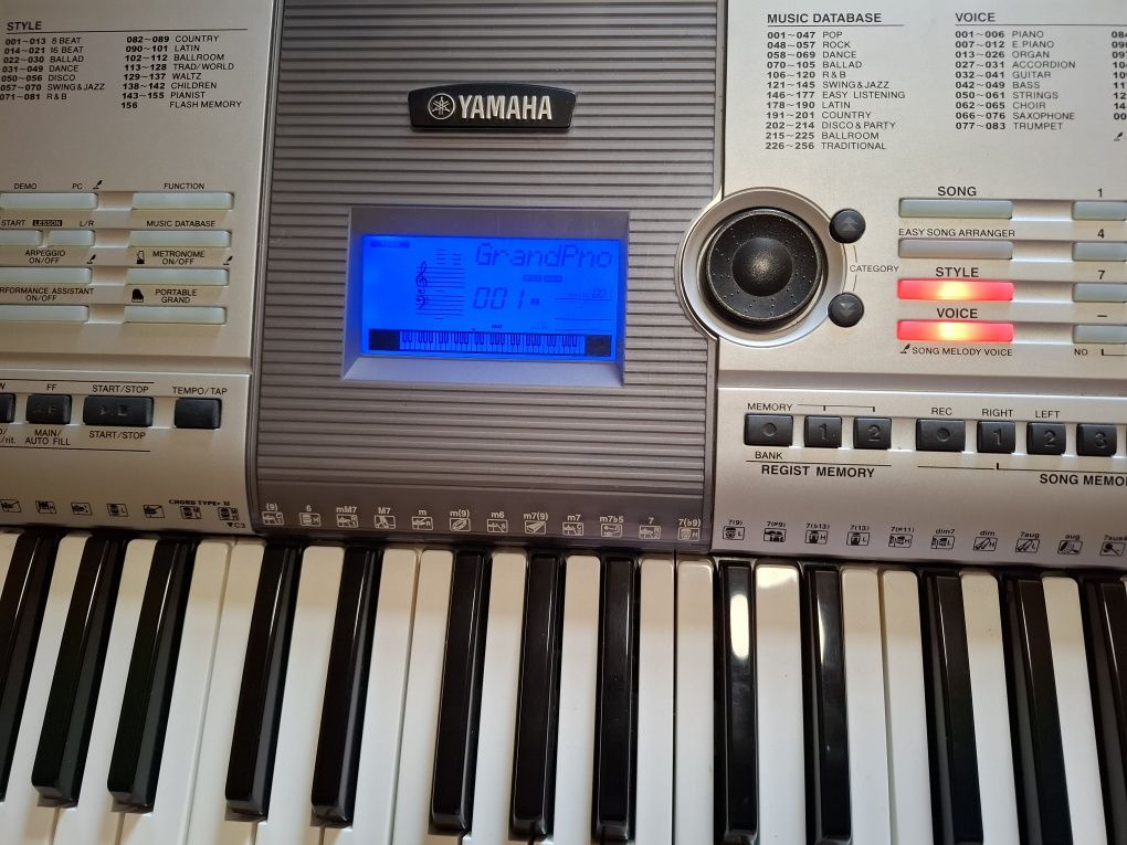 Продам синтезатор Yamaha PSR E403