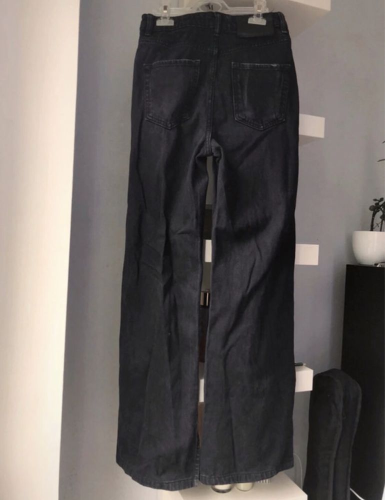 Czarne spodnie jeansowe z wycięciem o kroju wide leg | Bershka | XS