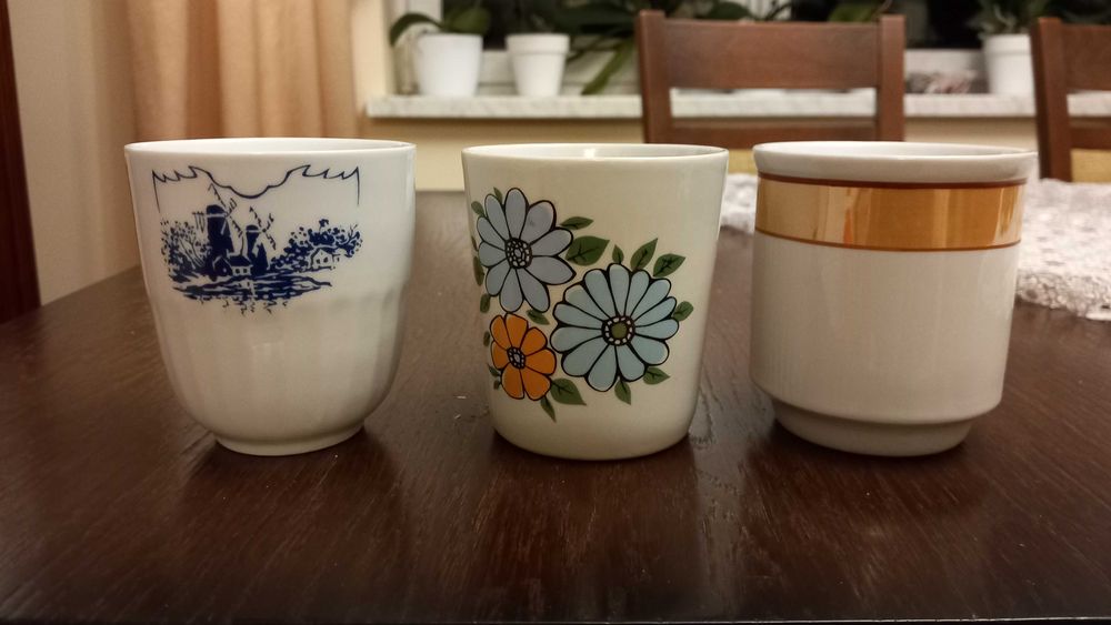 Porcelana PRL kubek wiatrak Karolina kubek kwiaty Chodzież  pasek