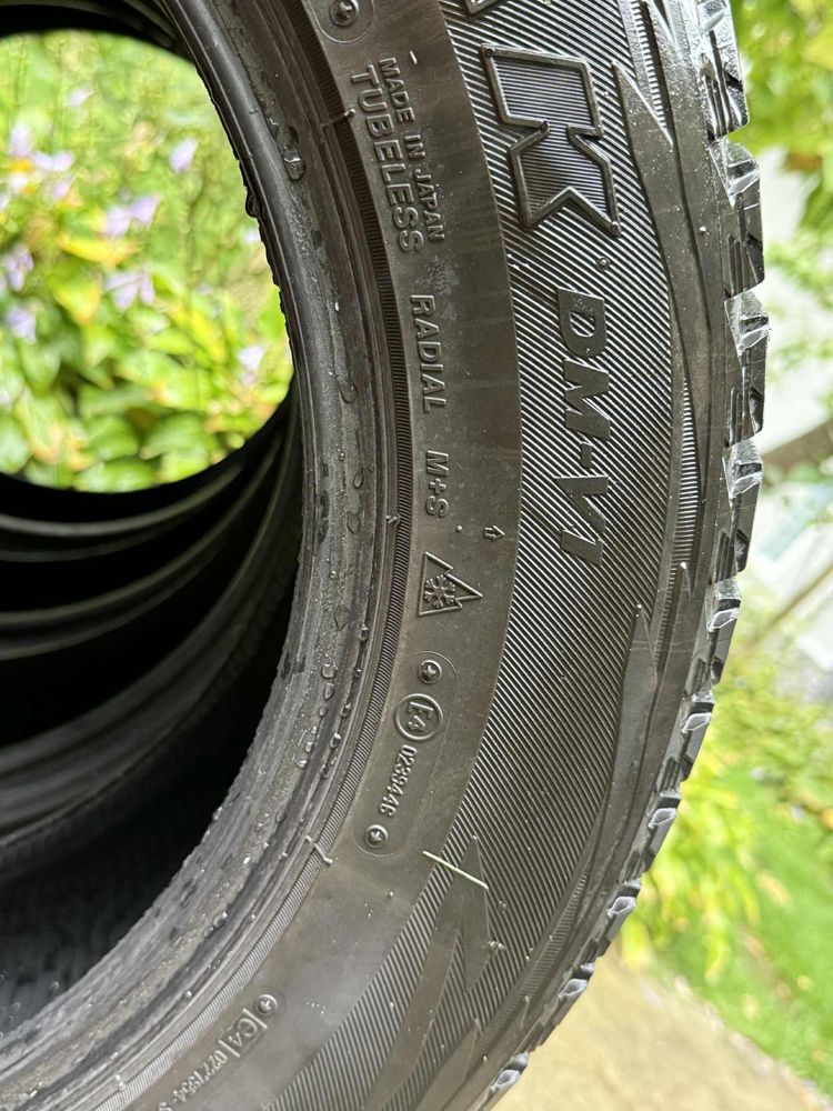 Зимові шини 225/60 R17 99R Bridgsone blizzak DM-V1