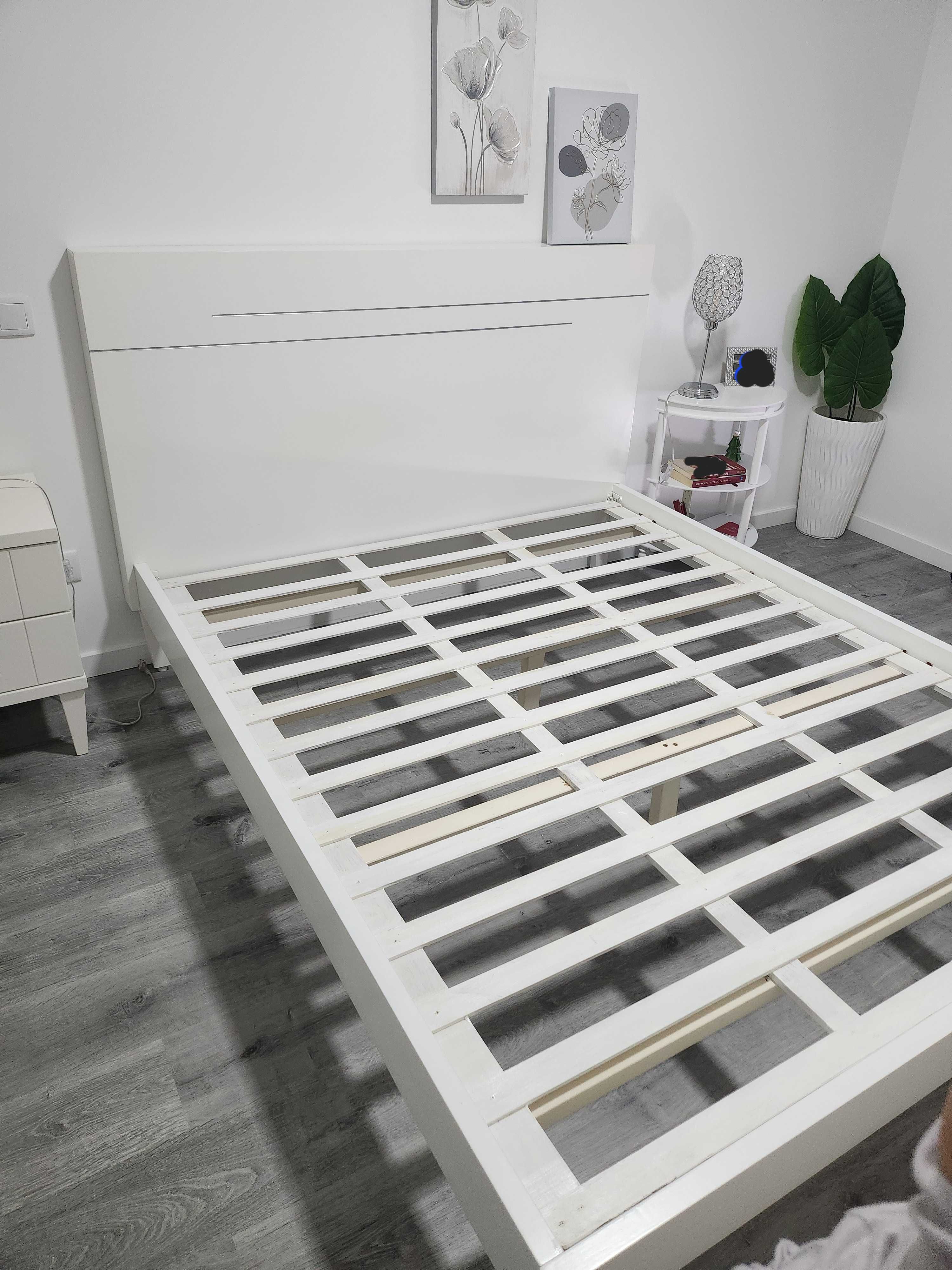 Cama + Mesa de cabeceira