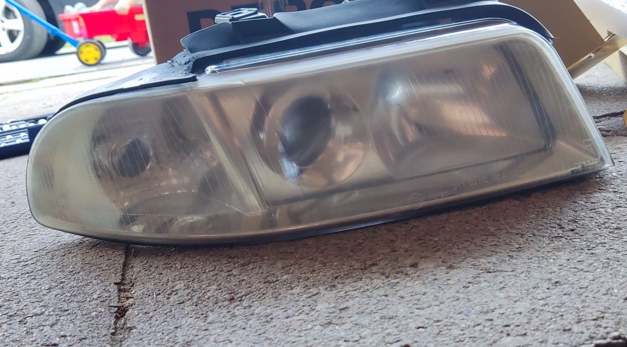 Sprzedam komplet lamp przednich Audi A4 B5 1999– lewa + prawa