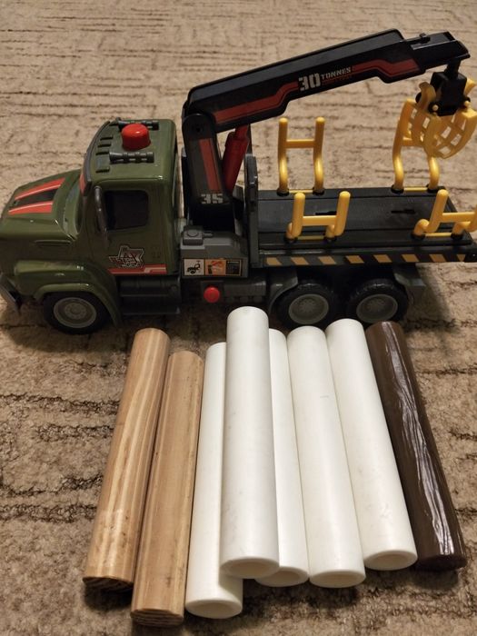 Вантажівка-лісовоз з гідравлічним краном