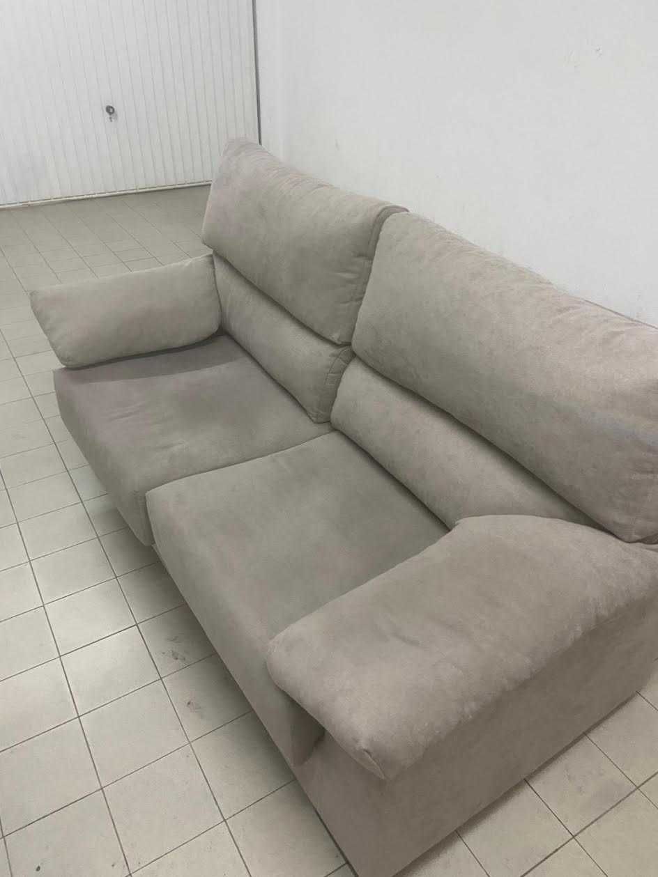 Sofá de três lugares