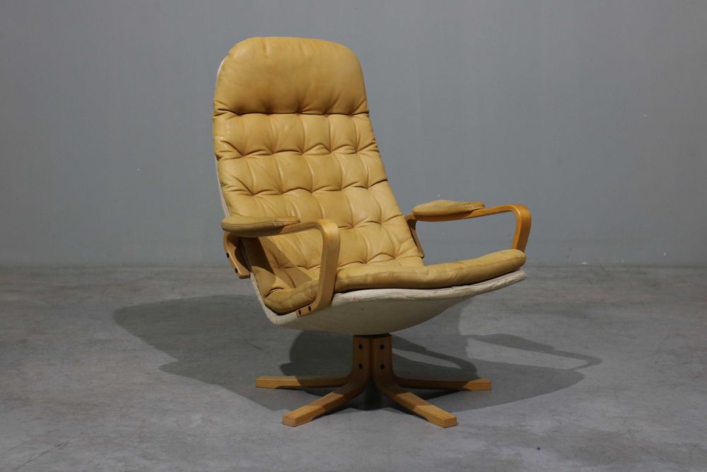 Par de poltronas Sam Larsson modelo Mona em faia e couro