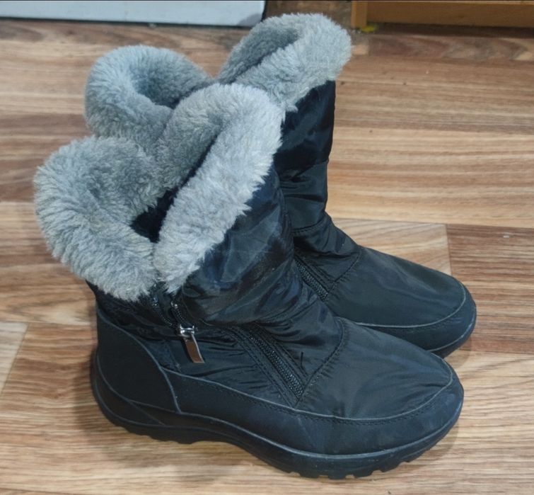 Продаються жіночі ботинки
