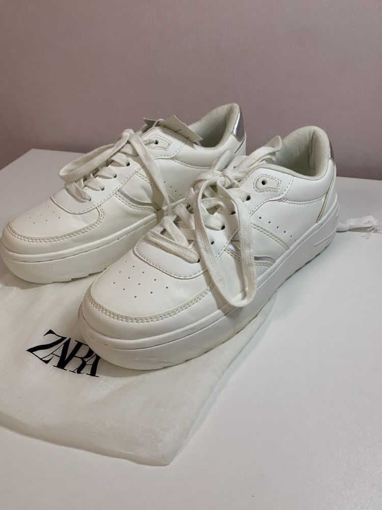 Нові жіночі кросівки Zara, білого кольору, стильні та зручні