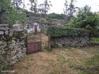 Casa de aldeia, inserida em quinta, com vista para a Serra