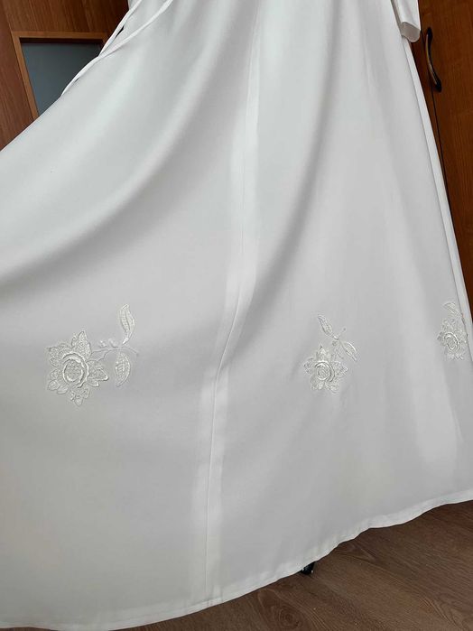 Długa biała suknia ślubna