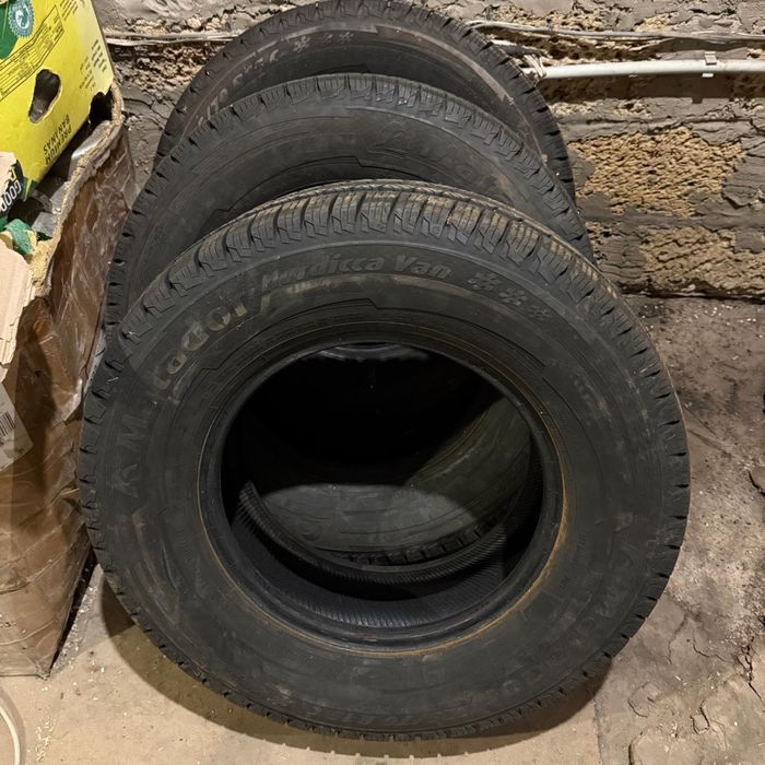 Продам зимові шини 225/70r15C Matador