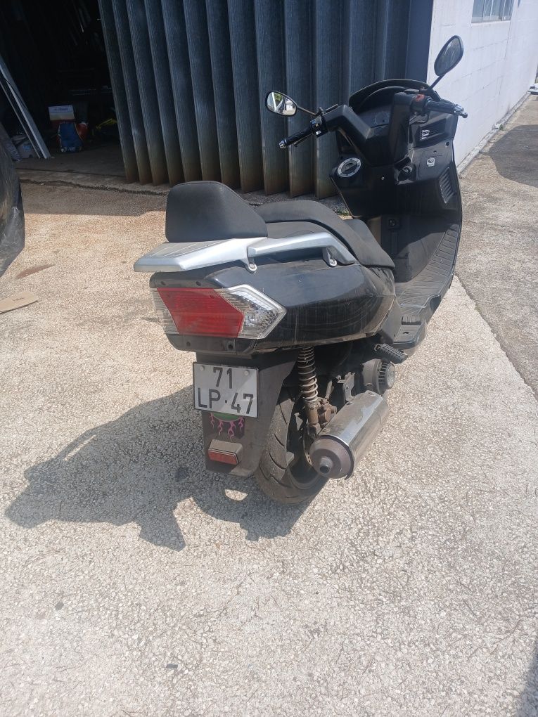 Daelim 125 preta