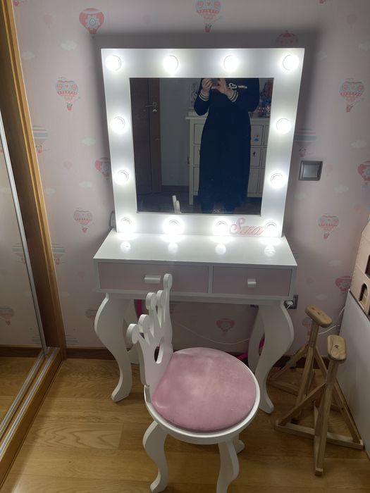 Mesa toucador para menina, com luz a toda a volta, cadeira forrada.