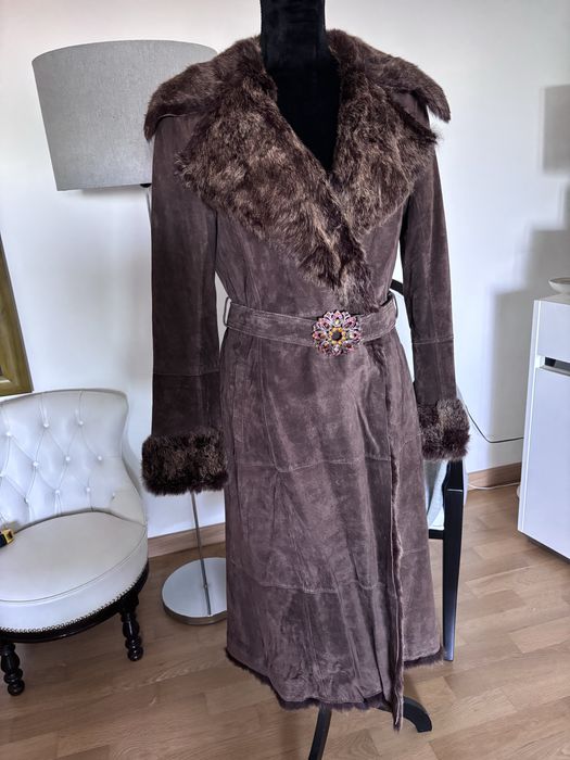 Casaco comprido em pele castanho