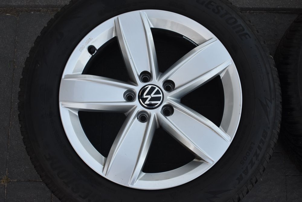 Felgi 17” z oponami zimowymi Pirelli 215/65R17 VW