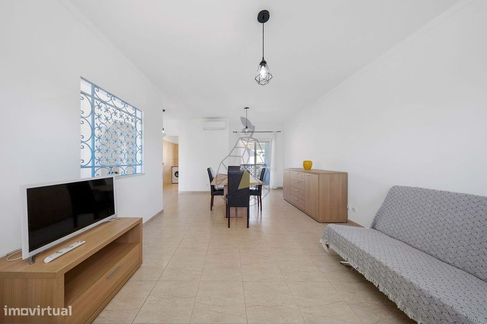 Apartamento com 2 Quartos em Condomínio com Piscina e Campo de Ténis -