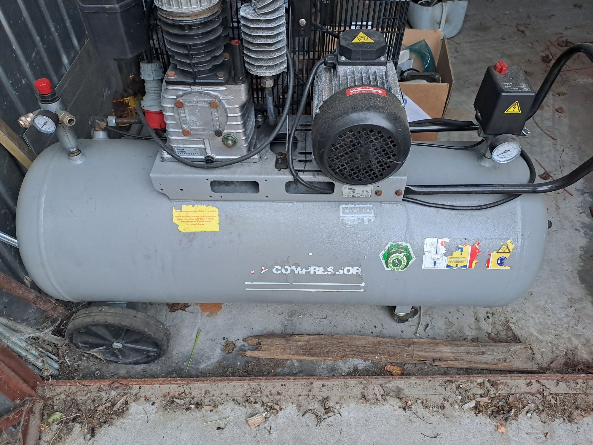 Kompresor HL 425-150 Pro 150 l 317 l/min 10 bar 3 KM 2.2 kW Dwutłokowy