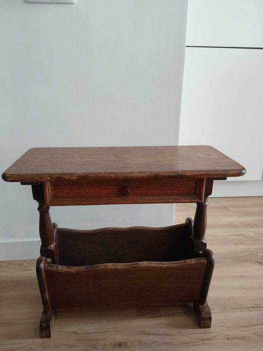 Pequeno móvel para revistas com gaveta