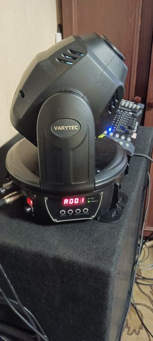 Світлова обертаюча голова