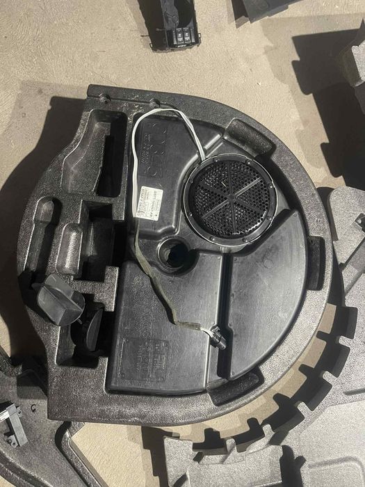 Subwofeer do mondeo mk4 w koło zapasowe