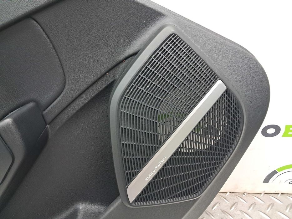 Обшивка двери карта дверная задняя левая AUDI Q5 80A 80A867303ABWFA