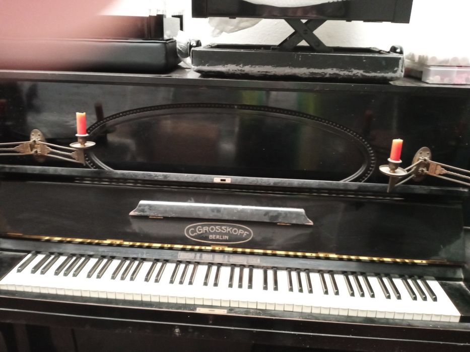 Piano vertical alemão antigo