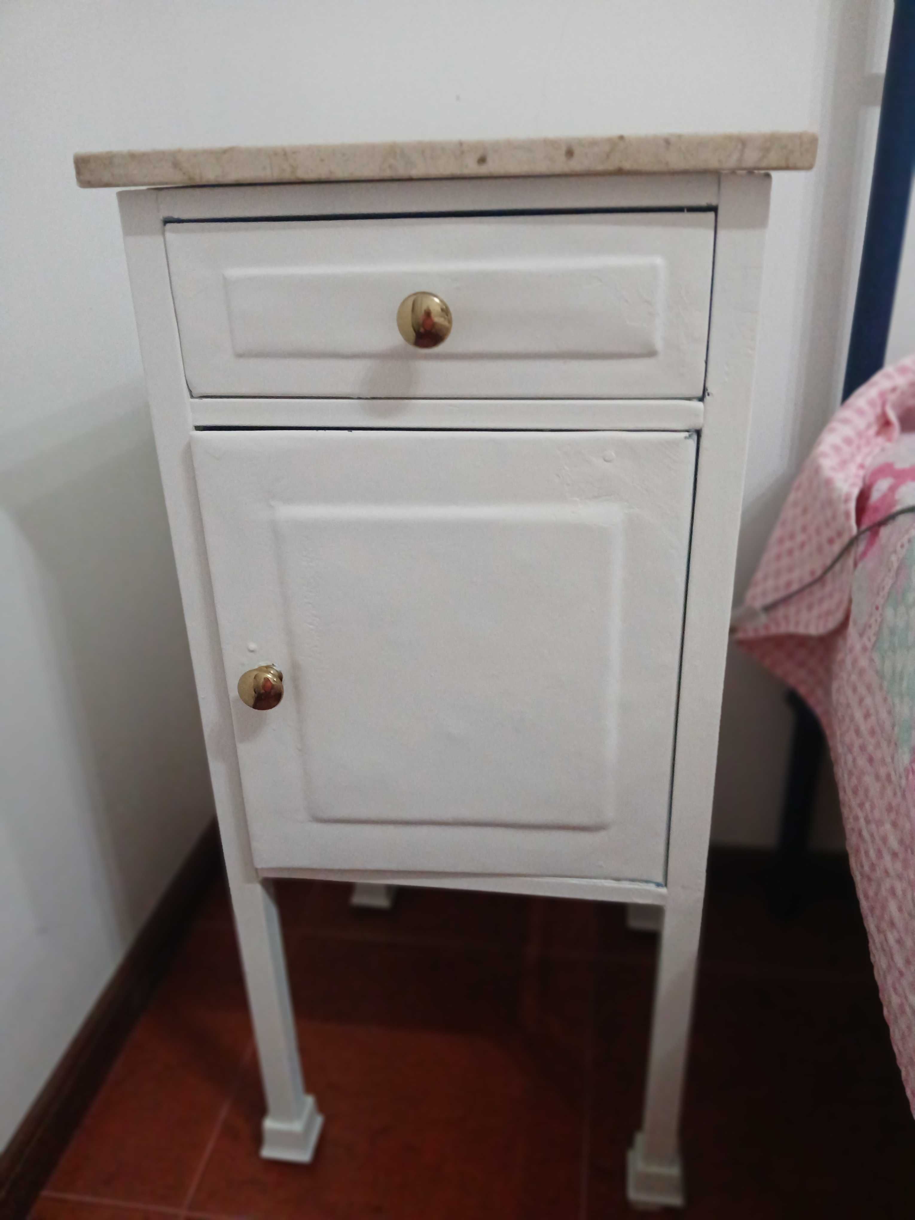Mesa de Cabeceira Antiga