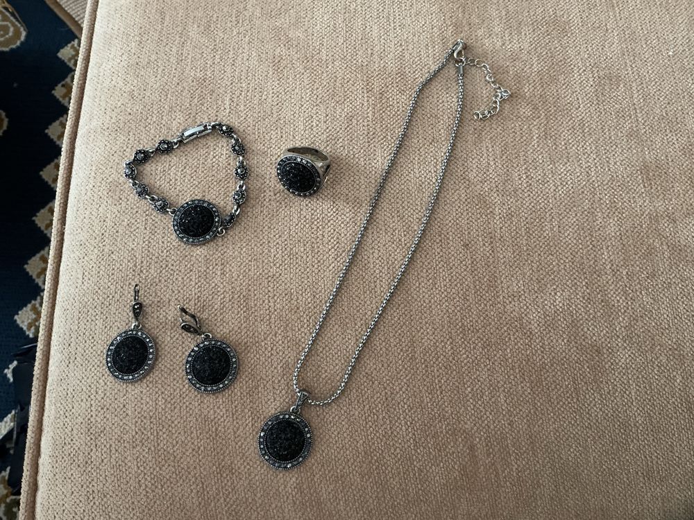 Conjunto de gargantilha, brincos, pulseira e anel em strass preto como